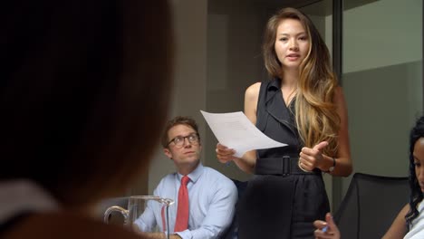 Mujer-asiática-se-encuentra-para-dirigirse-a-colegas-en-la-reunión-de-negocios