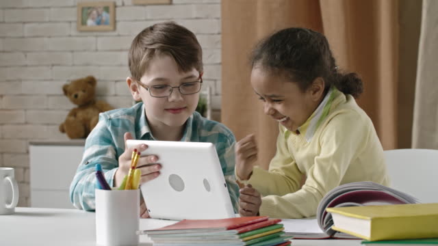 Cute-Kids-Using-Tablet