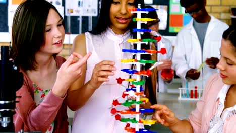 Schülerinnen-und-Schüler-experimentieren-Molekül-Modell-im-Labor