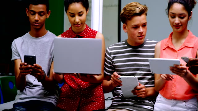 Studenten,-die-mit-Laptop,-Handy-und-digital-Tablette