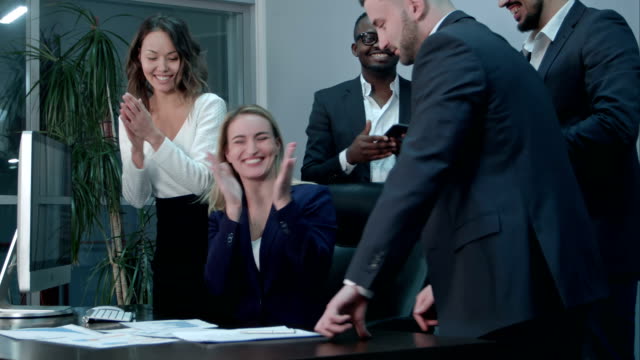 Business-people-clapping-celebrating-success-at-a-meeting-in-the-office
