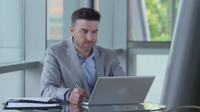 Businessman-using-computer
