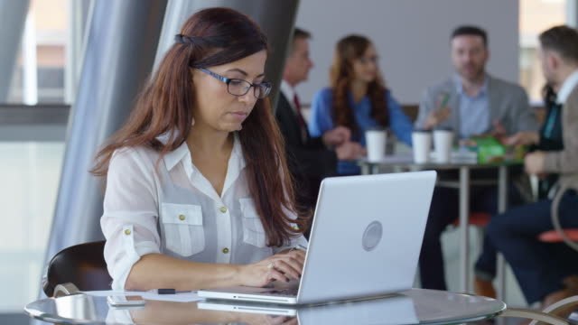 Hispanische-Geschäftsfrau-mit-dem-computer