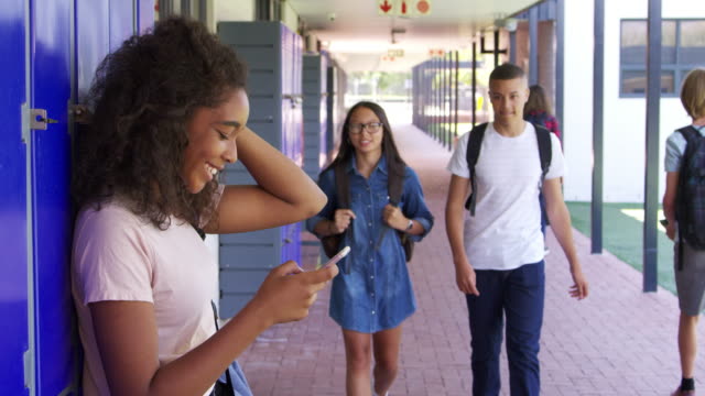 Drei-Teenager-Freunde-sprechen-auf-Schule-Flur,-Slow-motion
