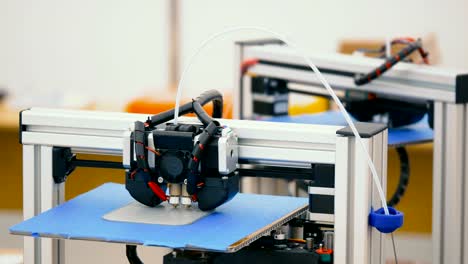 Industrial-3D-Printing.The-impresora-imprime-piezas-de-un-prototipo-3D-modelada-en-la-computadora.-Capa-por-capa-para-crear-la-muestra-de-material-compuesto.