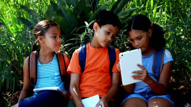 Kinder-mit-digital-Tablette-im-park