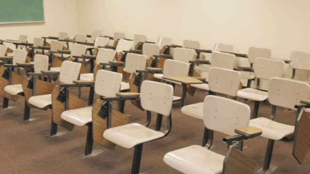 Pfanne-über-leere-Klassenzimmer