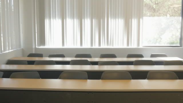 Leere-Tische-und-Stühle-in-verlassene-Klassenzimmer