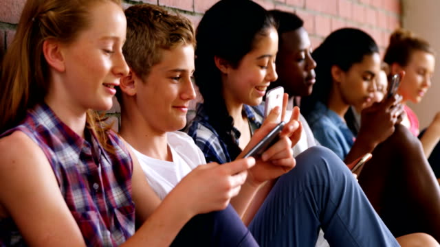 Gruppe-von-Schulfreunden-mit-Mobile-Phone-4k