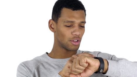 Hombre-afroamericano-usando-Smartwatch-para-navegación,-blanco-fondo