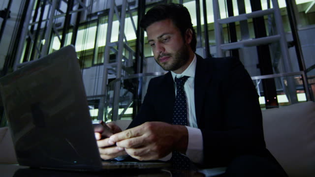 Arabische-Geschäftsmann-Nacht-Büro-Technologie-Laptop-Smartphone
