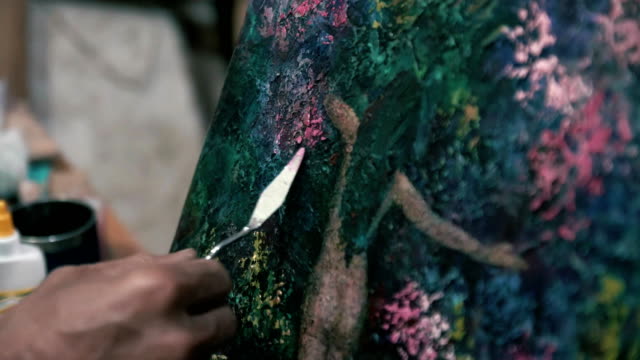La-obra-de-la-artista-con-pintura-acrílica-y-una-espátula-(espátula)-Macro-4K
