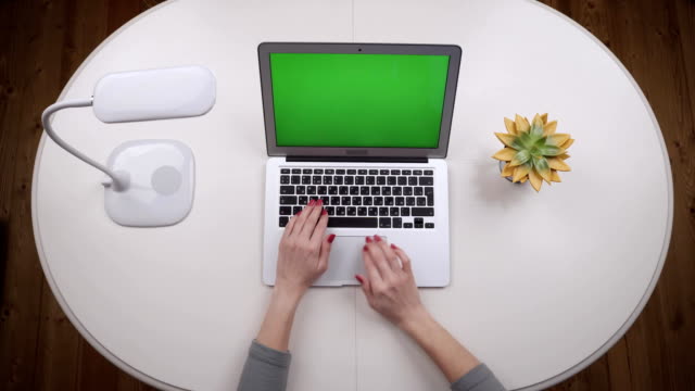 Freelance-de-mujer-abre-un-ordenador-portátil,-escribir-texto-y-cierra-la-vista-superior.-Cerca-de-las-manos