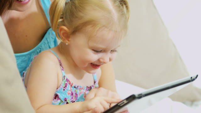 Mädchen-Spiel-Touch-Bildschirm-auf-Tablet-indoor