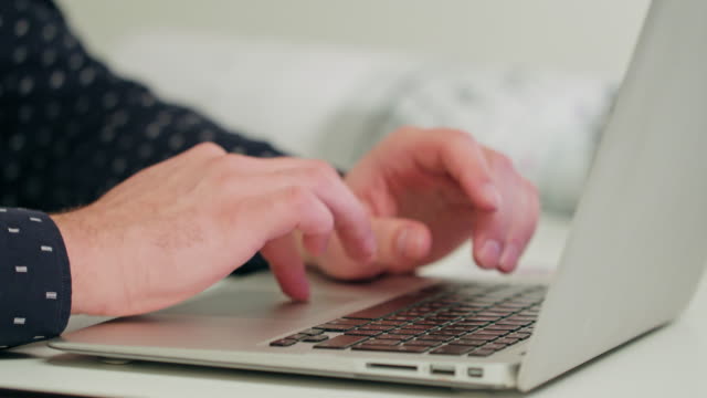 Hände-des-Mannes-auf-einem-Laptop-eingeben