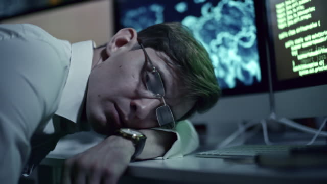 Programador-cansado-de-dormir-en-la-oficina-en-la-noche
