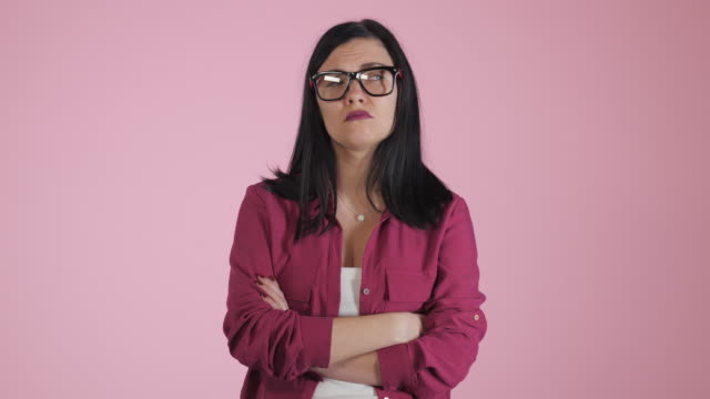 Ernst-traurig-deprimiert-junge-Frau-in-rosa-t-Shirt-isoliert-auf-farbigen-Hintergrund,-Nahaufnahme-von-wütend-frustriert-Student-oder-Business-Woman-Mädchen-in-Gläsern-4k