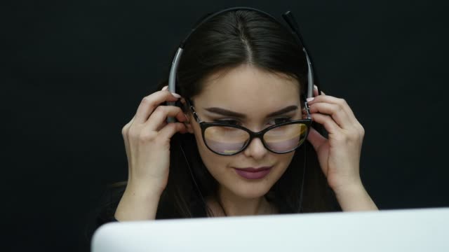 attraktive-Geschäftsfrau,-die-Arbeit-mit-Computer-im-Büro-und-hört-Musik-im-Kopfhörer