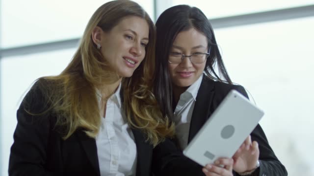 Mujeres-empresarias-alegres-con-Tablet