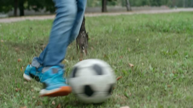 Junge-Fußball-Spieler