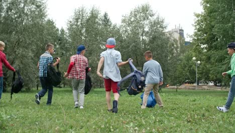 Corriendo-a-jugar-al-fútbol