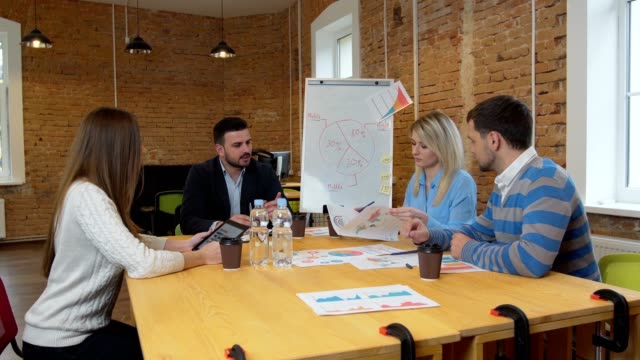 Business-team-beteiligten-diverse-Leute-treffen,-die-Teilnahme-an-nachhaltige-Ideen-Steadicam-Schuß-über-Sitzungssaal-Tabelle-geteilt-Arbeitsraum