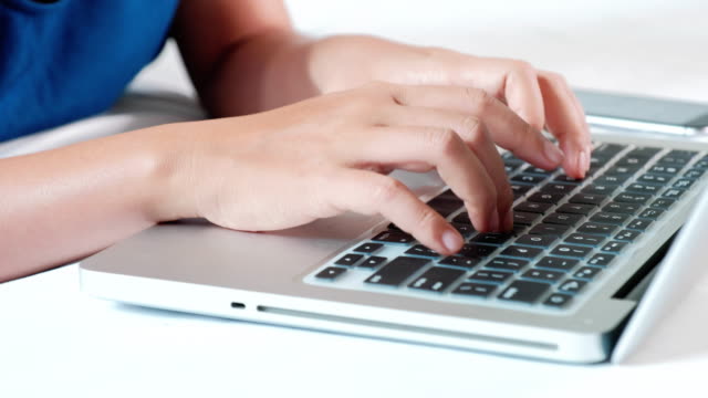 Frauenhand-auf-Laptop-Computer-Tastatur-tippen.-4k-Footage