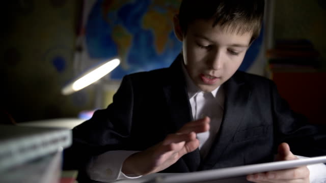 Junge,-die-Hausaufgaben-zu-Hause-mittels-Tablet,-gefundenen-Schlüssel-wie-die-Lektionen-zu-lösen