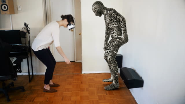 Mujer-recoge-un-objeto-en-la-realidad-virtual.