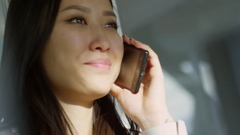 Asian-Business-Lady-mit-Telefon-Talk