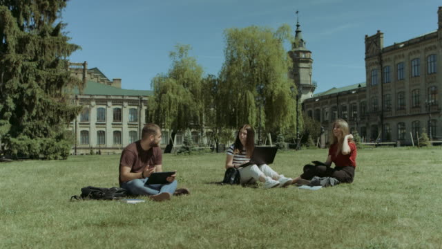 Students-sharing-with-the-ideas-on-the-campus-lawn