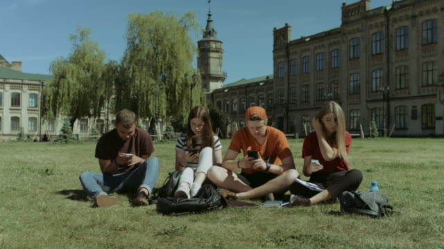 Schüler-mit-Handys-ignorieren-einander