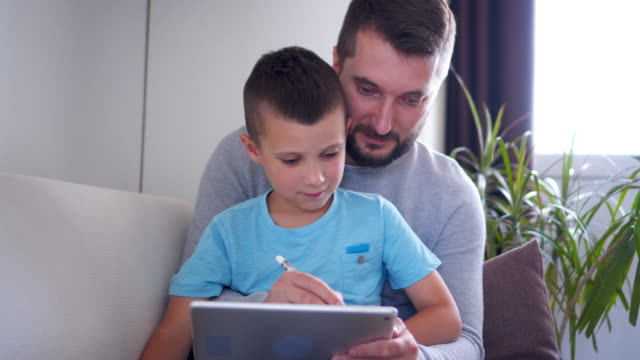Konzentrierte-sich-Vater-Sohn-auf-dem-digital-Tablette-zeichnen-zu-helfen