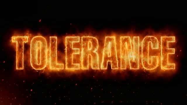 Toleranz-Wort-heiß-Brennen-auf-realistische-Feuer-Flammen-Funken-und-Rauch-kontinuierliche-loop-nahtlos-Animation