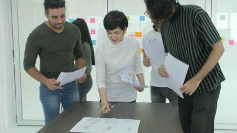 Junge-kreative-Business-Team-brainstorming,-Austausch-von-neuen-Ideen-bunt-gemischten-Teams-in-Teamarbeit-in-modernen-Büro-beteiligt