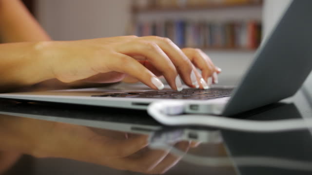 Nahaufnahme-von-weiblichen-Händen-Tippen-auf-laptop