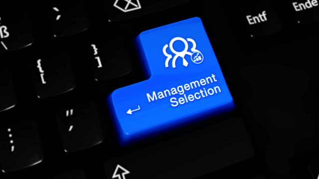 Management-Auswahl-mit-der-Bezeichnung-bewegen-Bewegung-auf-blau-geben-Sie-Schaltfläche-auf-modernen-Computer-Tastatur-mit-Text-und-Symbol.-Fokus-Taste-ist-drücken-Animation.-Business-Management-Konzept