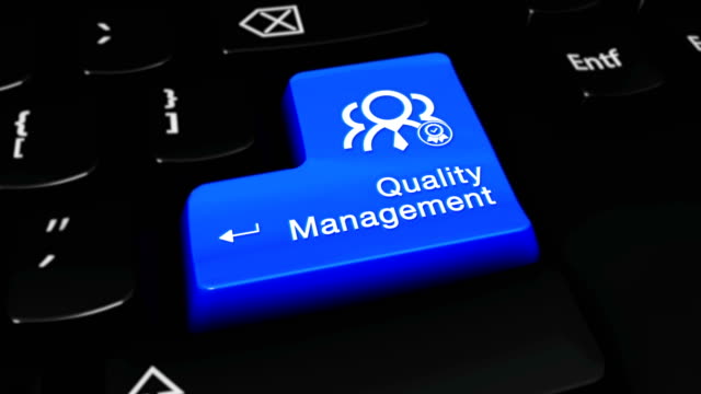Qualität-Management-bewegen-Bewegung-auf-blau-geben-Sie-Schaltfläche-auf-modernen-Computer-Tastatur-mit-Text-und-Symbol-etikettiert.-Fokus-Taste-ist-drücken-Animation.-Business-Management-Konzept