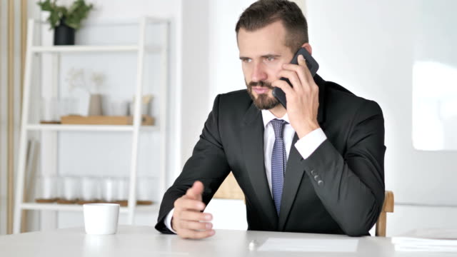 Mann-am-Telefon-im-Gespräch-mit-Kunden,-Verhandlungen