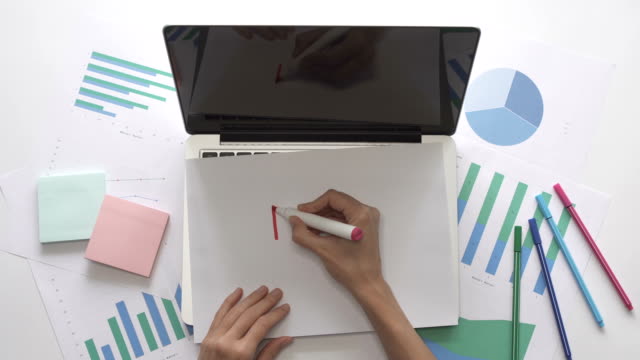 Business-Konzept.-Frau-schreiben-PLAN-auf-Papier-auf-Laptop.-Büro-Desktop.