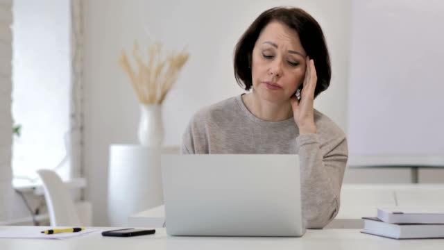 Dolor-de-cabeza,-tensión-mujer-trabajando-en-ordenador-portátil