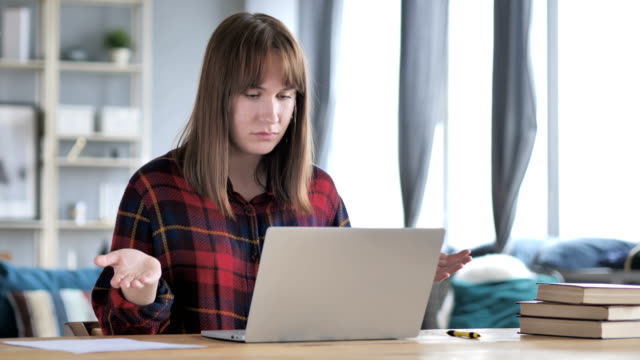 Loss,-Frustrated-Casual-Young-Girl-Working-on-Laptop