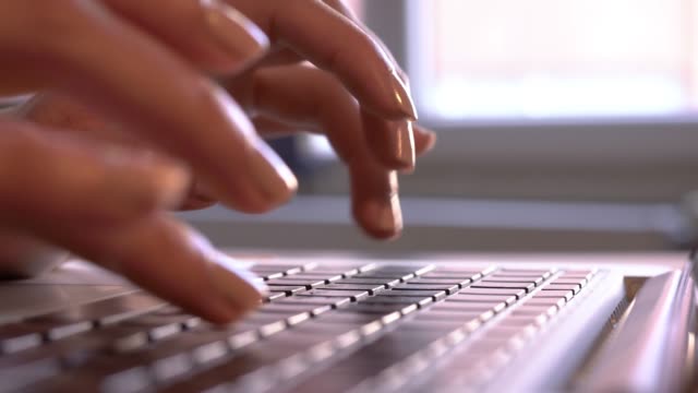 Mujer-es-escribir-y-trabajar-en-un-ordenador-portátil