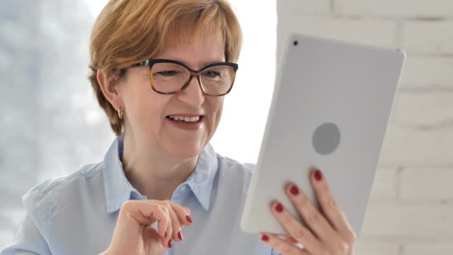 Online-Video-Chat-alte-Frau-per-Tablet