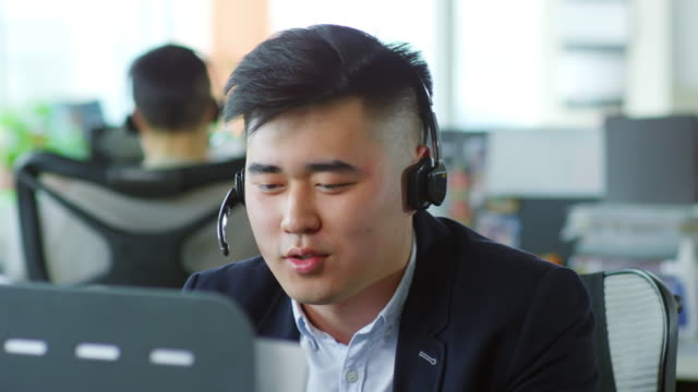 Asiatischen-Mann-arbeitet-im-Kundenservice