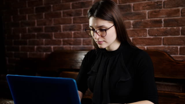 Porträt-eines-jungen-Mädchens-hinter-dem-Notebook-arbeiten.-Schöne-Frau-Text-auf-Laptop-Tastatur-zu-tippen.