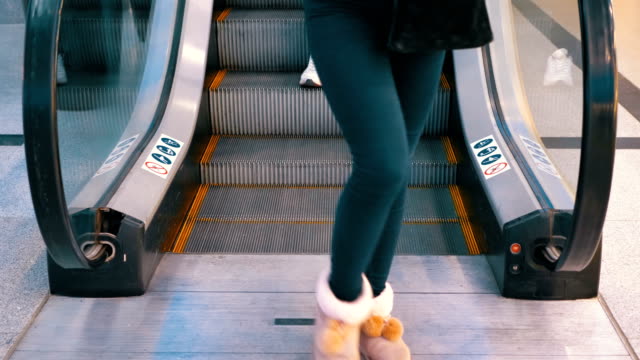 Anonyme-Menschen-zu-Fuß-auf-der-Rolltreppe-Lift-im-Einkaufszentrum