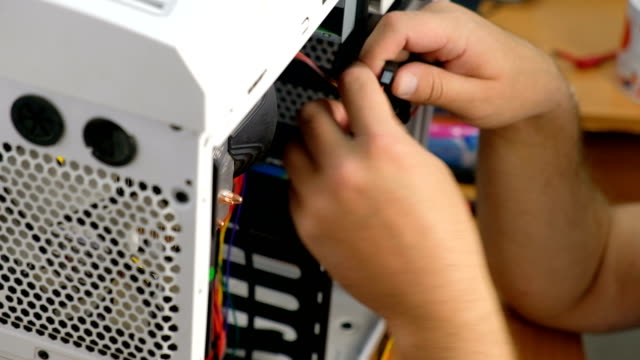 Computer-Techniker-montiert-einen-Computer.-Einen-Heim-Pc-zu-bauen