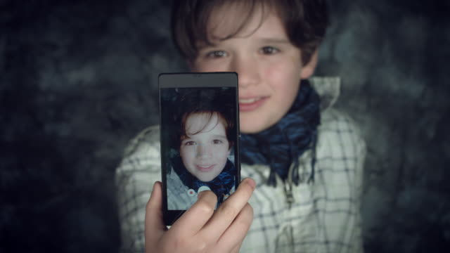 4K-Hi-Tech-Schuss-von-einem-Kind-tut-ein-Selbstporträt-auf-seinem-Smartphone