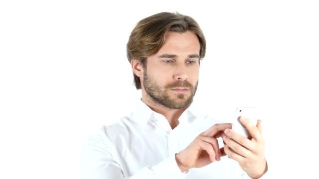 Verwendung-von-Smartphone,-SMS-junger-Mann-mit-lockigen-Haaren